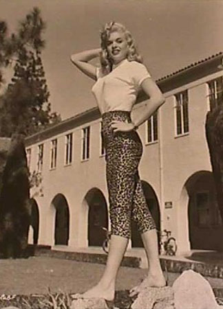 Jayne Mansfield - Posing