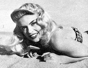 Jayne Mansfield - im Sand