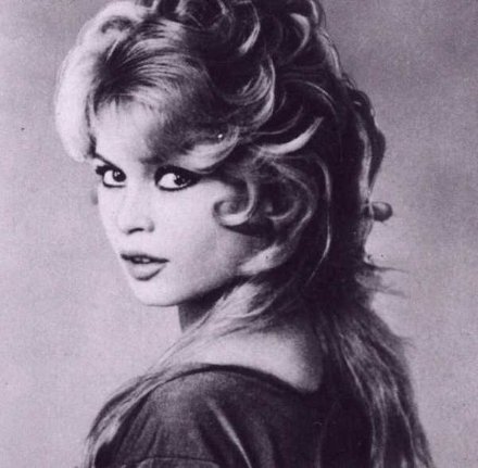 Brigitte Bardot - �ber die Schulter schauend