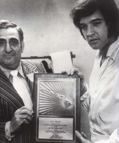Elvis Presley - Elvis receiving a plague of the Kui Lee Cancer Fund 1973