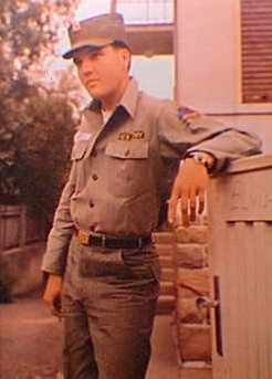 Elvis Presley - An Wand gelehnt