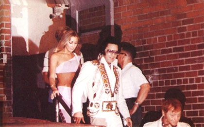 Elvis Presley - on the Stairs/Palace