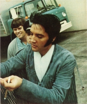 Elvis Presley - auf dem Platz