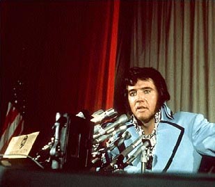 Elvis Presley - Rede vor vielen Mikros