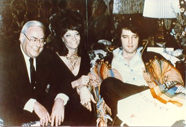 Elvis Presley - Sitting