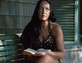 Grey Gardens - Little Edie mit Buch