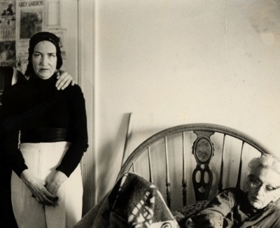 Grey Gardens - Little Edie stehend neben der Big Edie