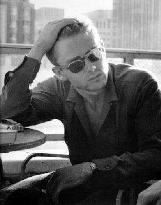 James Dean - mit Sonnenbrille