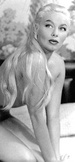 Lili St. Cyr - kniend