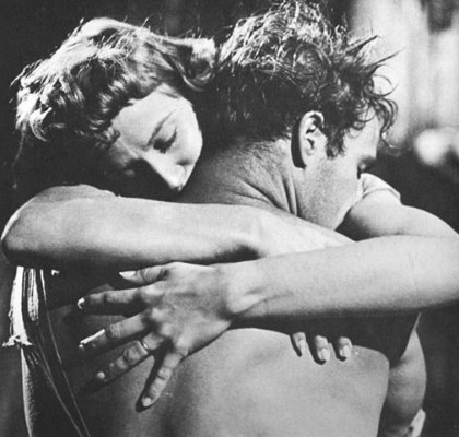 Marlon Brando - Umarmung mit Kim Hunter