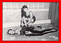 Bettie Page - am Fesseln