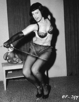 Bettie Page - fesch mit Peitsche