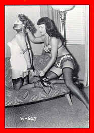 Bettie Page - am Knebeln