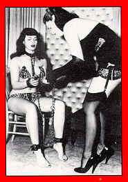 Bettie Page - in Ketten