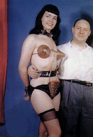 Bettie Page - mit Irving Klaw, ihrem Bondage Mentor