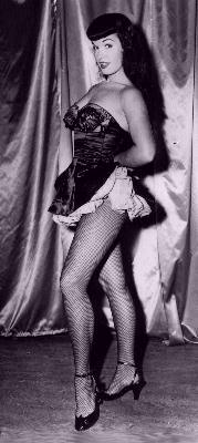 Bettie Page - Stehend