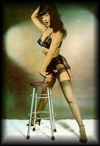 Bettie Page - am Stuhl