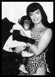 Bettie Page - Monkey im Arm