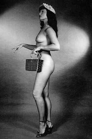 Bettie Page - mit Hut und Handtasche