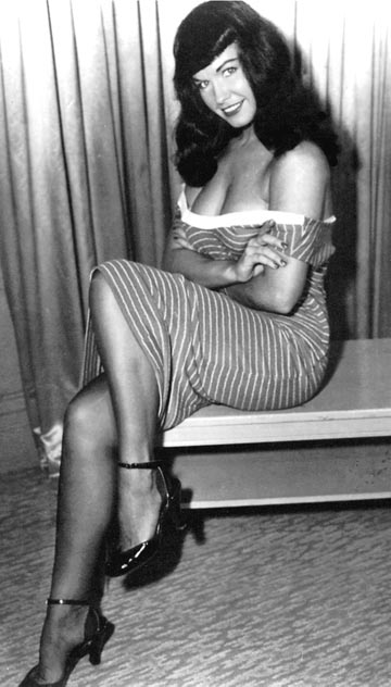 Bettie Page - sitzend