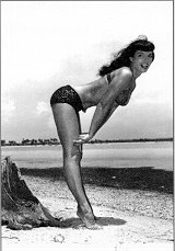 Bettie Page - am Strand