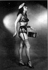 Bettie Page - mit Handtasche