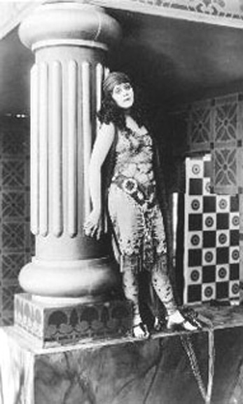 Theda Bara - an S�ule gelehnt